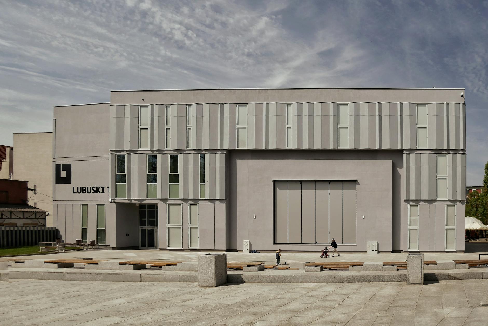 Ilustracja symbolizująca kulturę w Białymstoku, łącząca elementy literackie i muzyczne, nawiązująca do nagrody literackiej i koncertu.