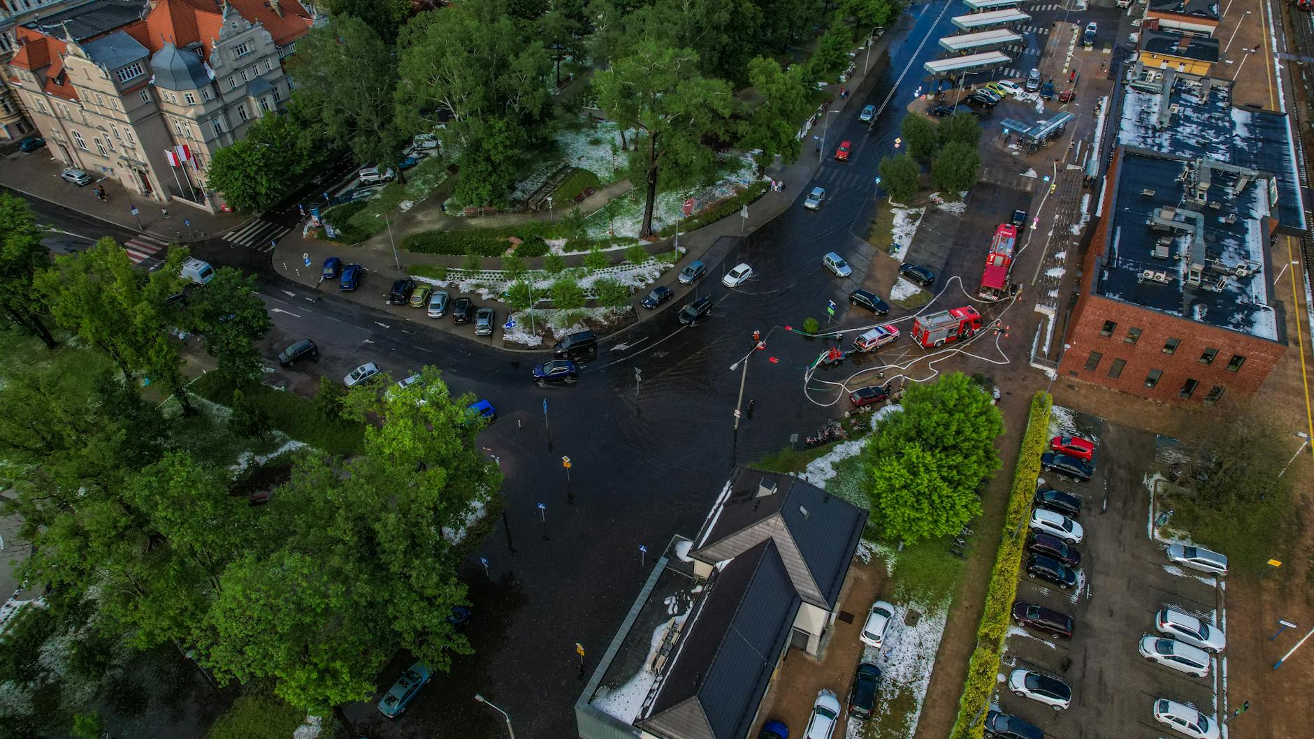 Plakat z hasłem '90's vs 80's - time travel party' i grafikami nawiązującymi do lat 80. i 90., symbolizujący wydarzenia kulturalne w Białymstoku.