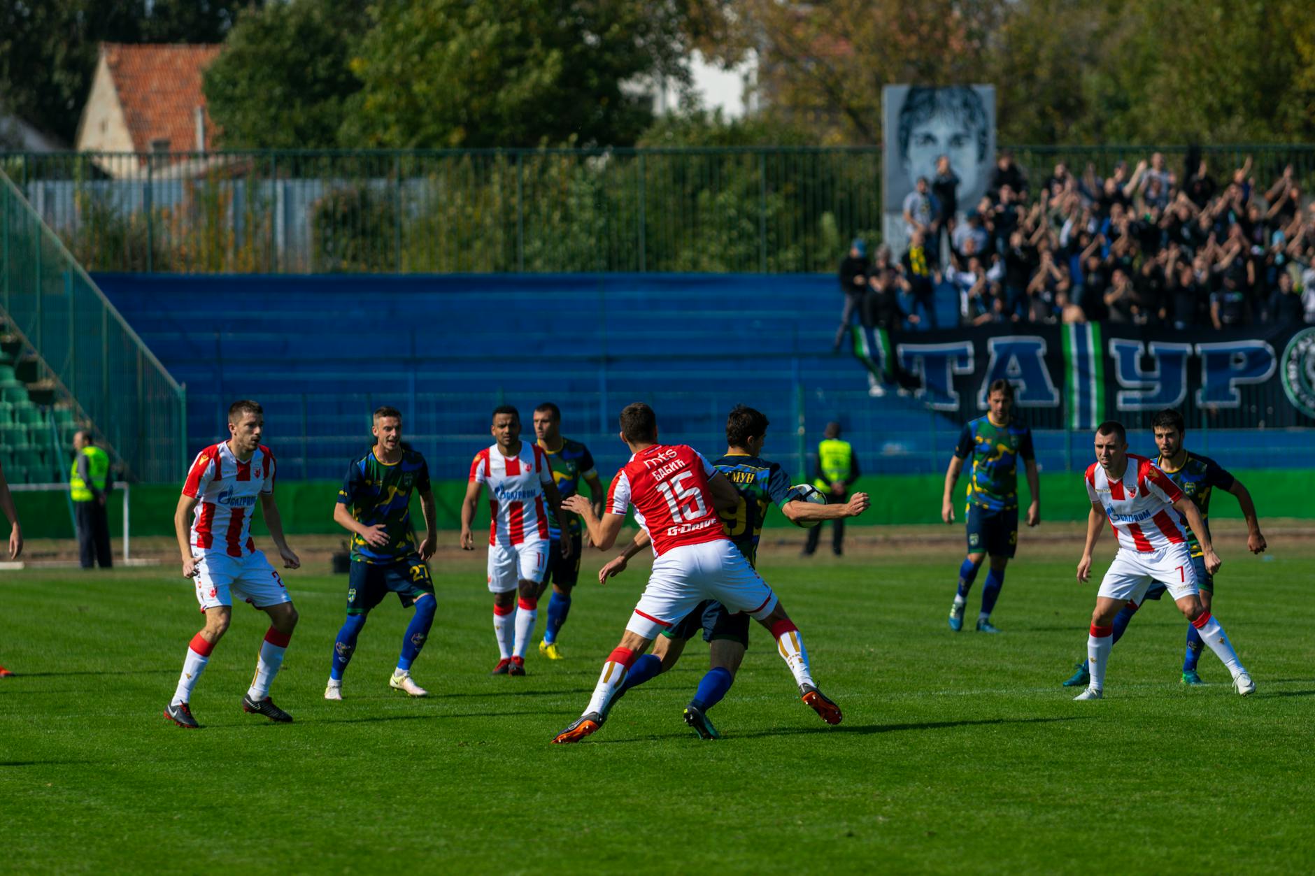 Stadion piłkarski Jagiellonii Białystok w tle z panoramą miasta, symbolizujący walkę o Ekstraklasę i wyzwania komunikacyjne.