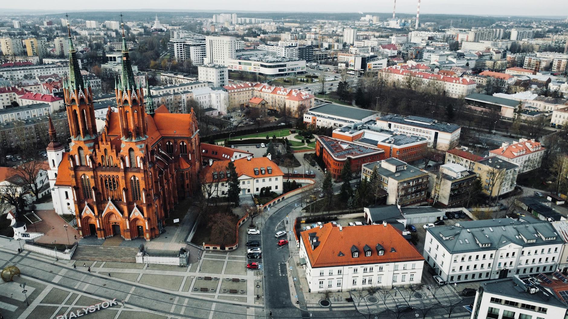 Znak drogowy w Białymstoku informujący o bezpieczeństwie i kontrolach ZUS