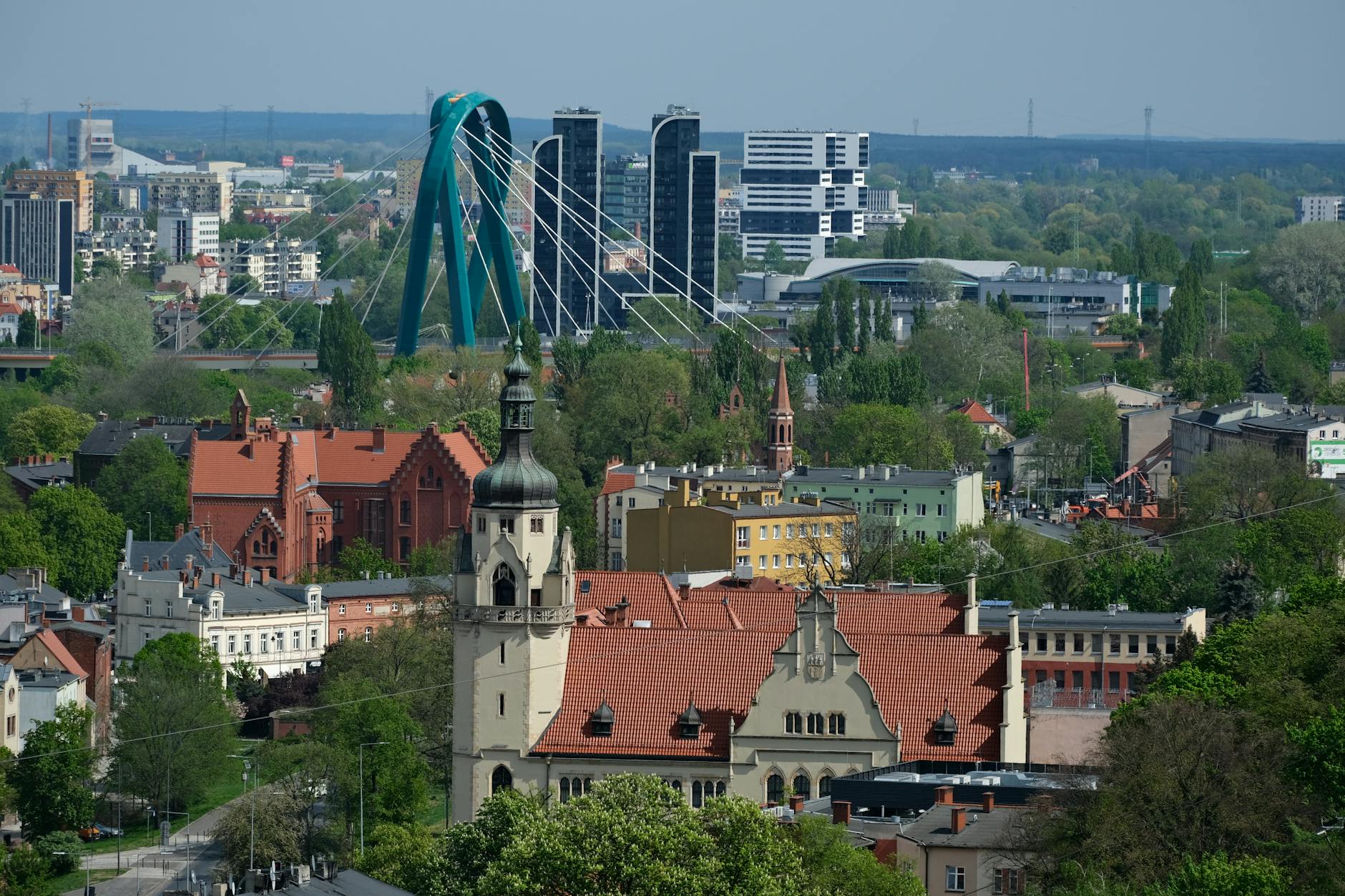 Grafika symbolizująca zdrowie i bezpieczeństwo mieszkańców Białegostoku, nawiązująca do problemów z opieką medyczną i zagrożeń sanitarnych.